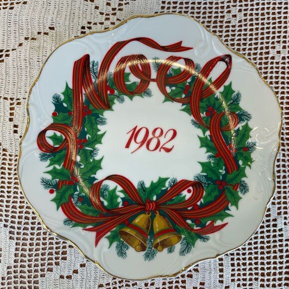 Vintage Christmas wreath plate || Christmas plate || NOEL 1982’ plate || JAPAN - Picture 4 of 9